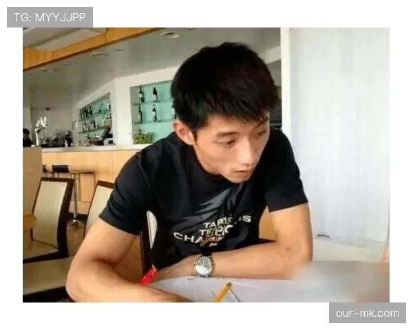 张继科拎着几只奢侈品袋走进菜市场，这画面我回放了三遍