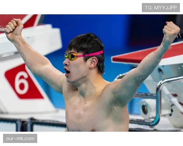 王楚钦赛场上像雕塑，下了场居然穿得跟街头小混混一样？